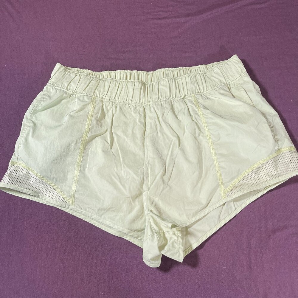 Offline by Aerie 2" running shorts in pale Yellow - Size Medium